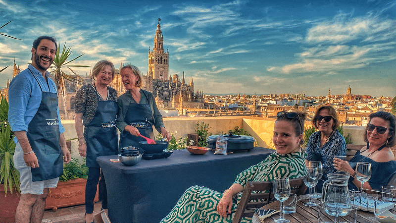 Cocinar paella en una azotea privada con vistas a la Catedral de Sevilla