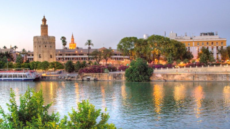 Qué hacer en Sevilla paseo en barco por el Guadalquivir