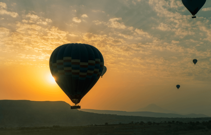 Volar en globo aerostático al amanecer